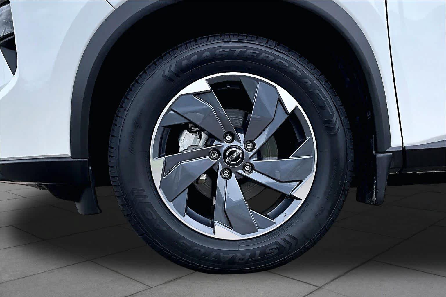 Certified 2025 Nissan Rogue SV FWD image 11
