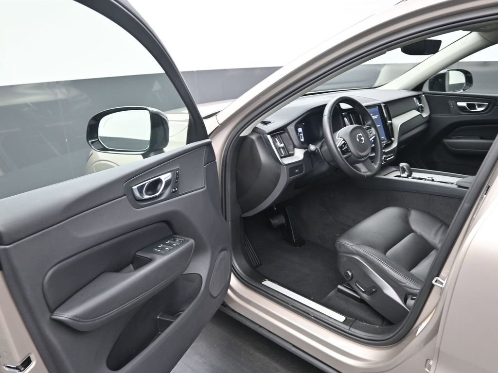 Used 2025 Volvo XC60 B5 Plus image 10
