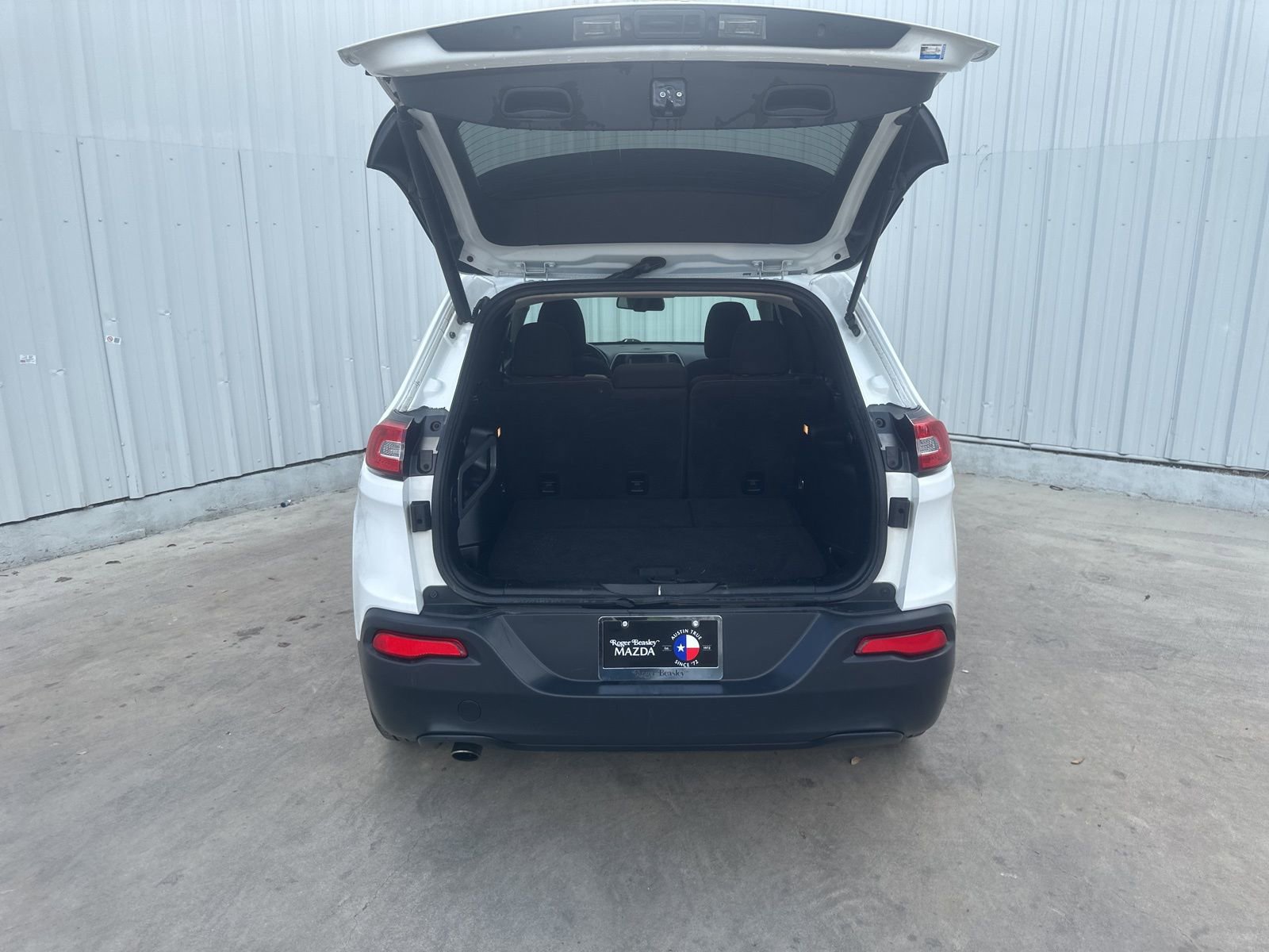 Used 2017 Jeep Cherokee Latitude w/ Comfort/Convenience Group image 8