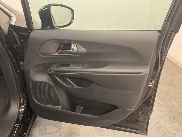 New 2027 Chrysler Pacifica Select FWD image 27
