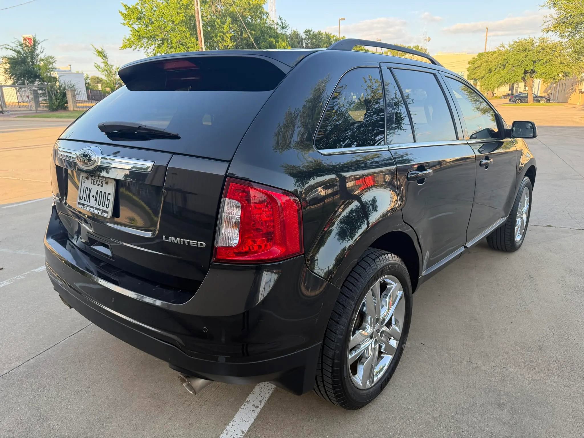 Used 2014 Ford Edge Limited w/ Driver Entry Package FWD image 4