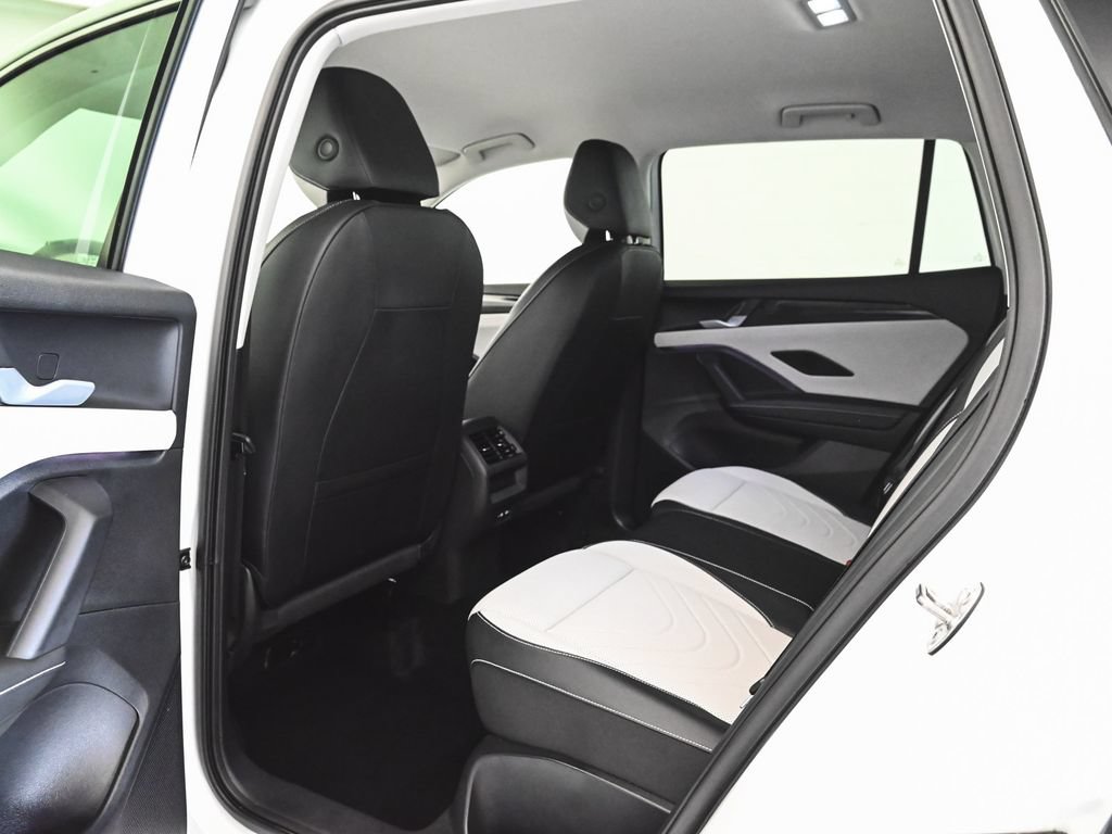 Used 2025 Volkswagen Tiguan SE AWD/4WD image 32