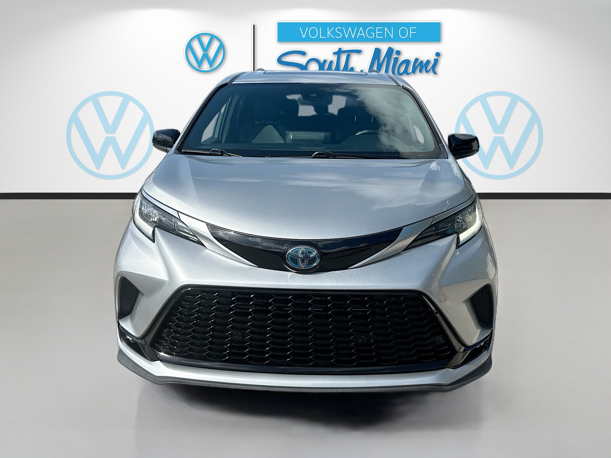 Used 2022 Toyota Sienna XSE FWD image 2