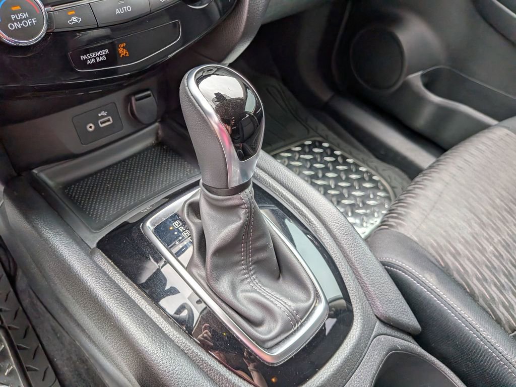 Used 2019 Nissan Rogue SV FWD image 17