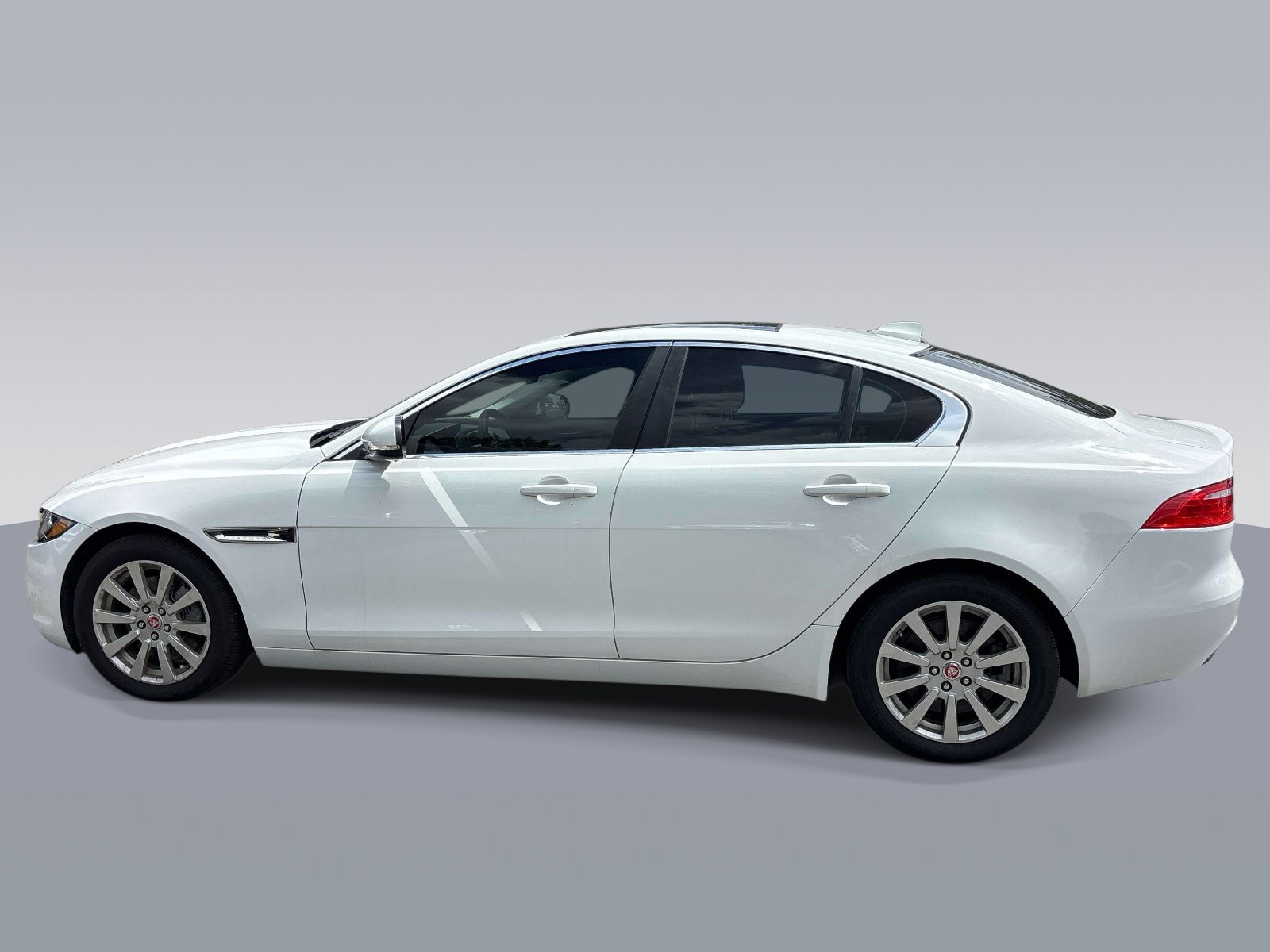 Used 2019 Jaguar XE RWD image 6