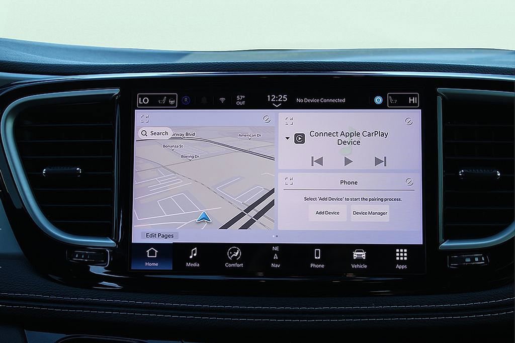 Used 2025 Chrysler Pacifica Limited image 14