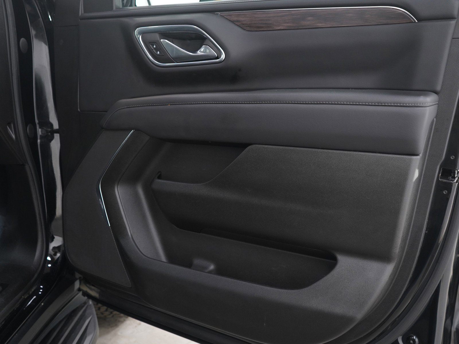 Used 2023 Chevrolet Suburban LS image 9