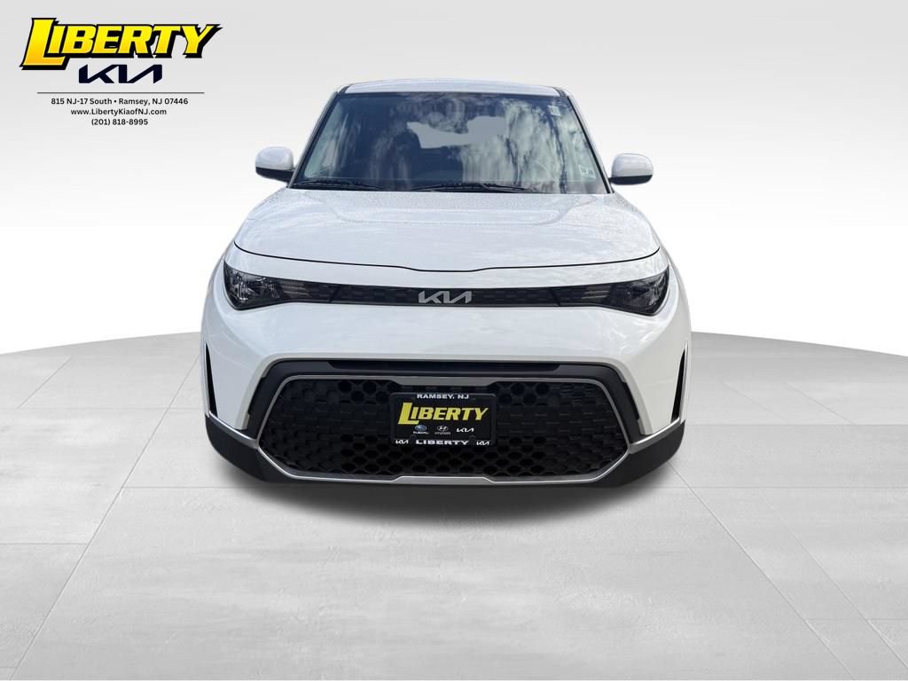 Used 2023 Kia Soul LX FWD image 2