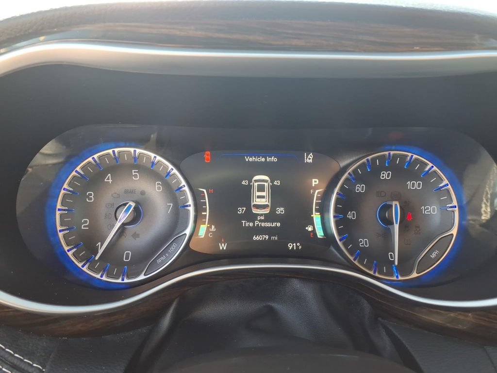 Used 2023 Chrysler Pacifica Limited FWD image 11