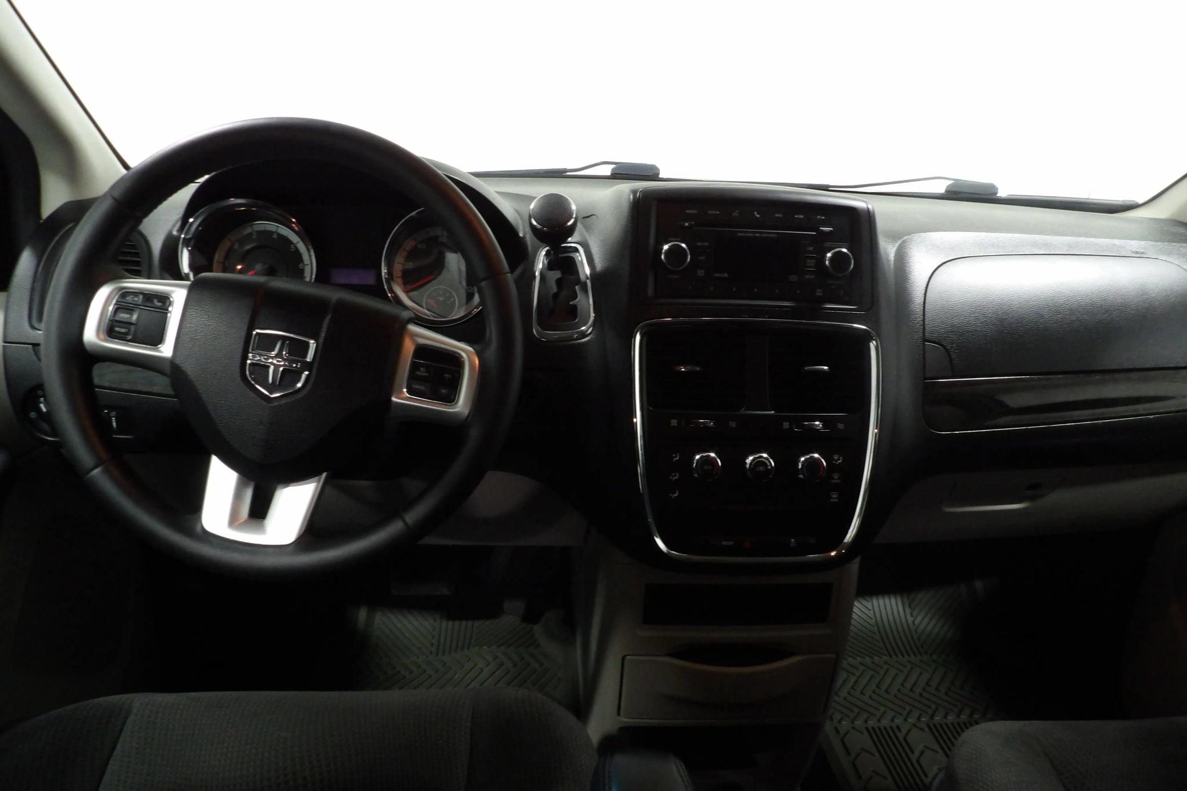 Used 2015 Dodge Grand Caravan American Value Package w/ UConnect Hands-Free Group FWD image 12