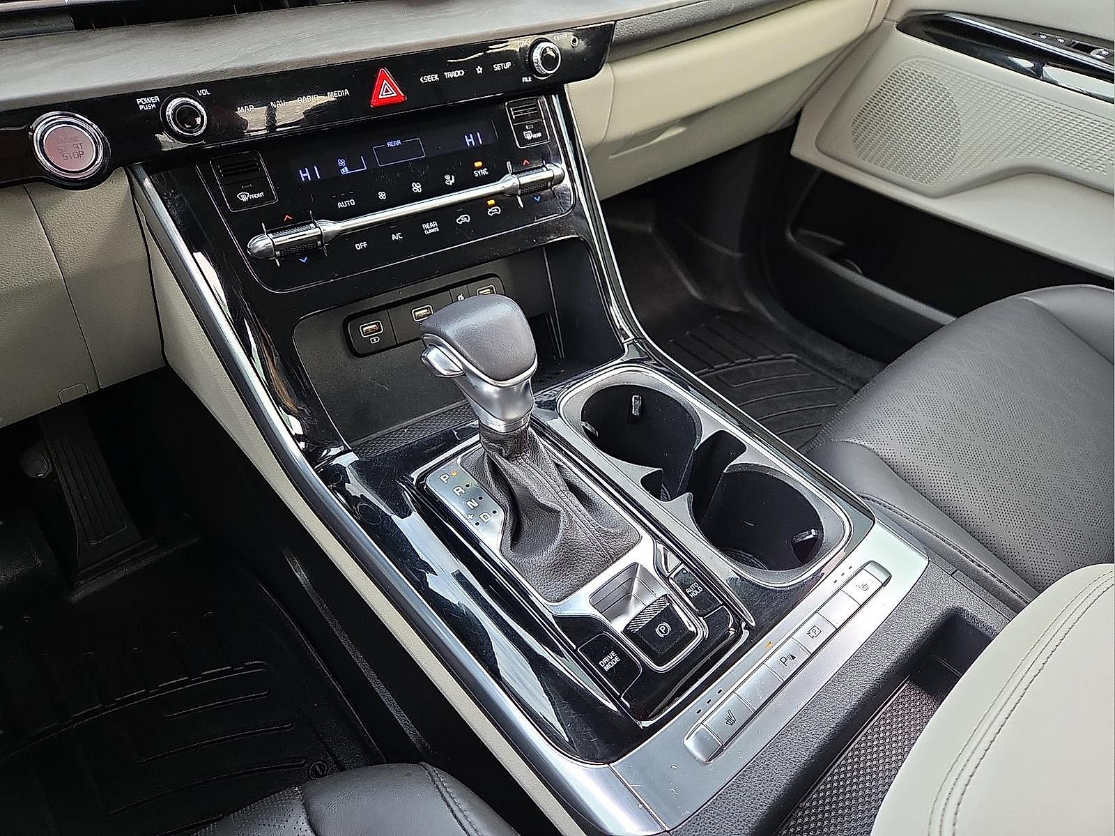 Used 2023 Kia Carnival EX image 25