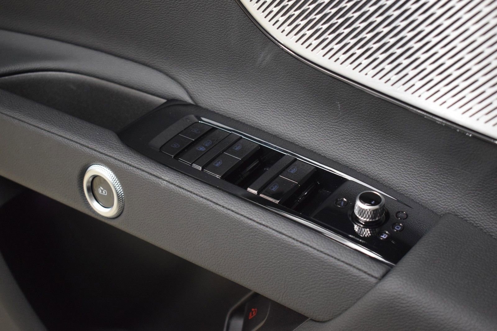 Certified 2024 Maserati Grecale Modena image 38