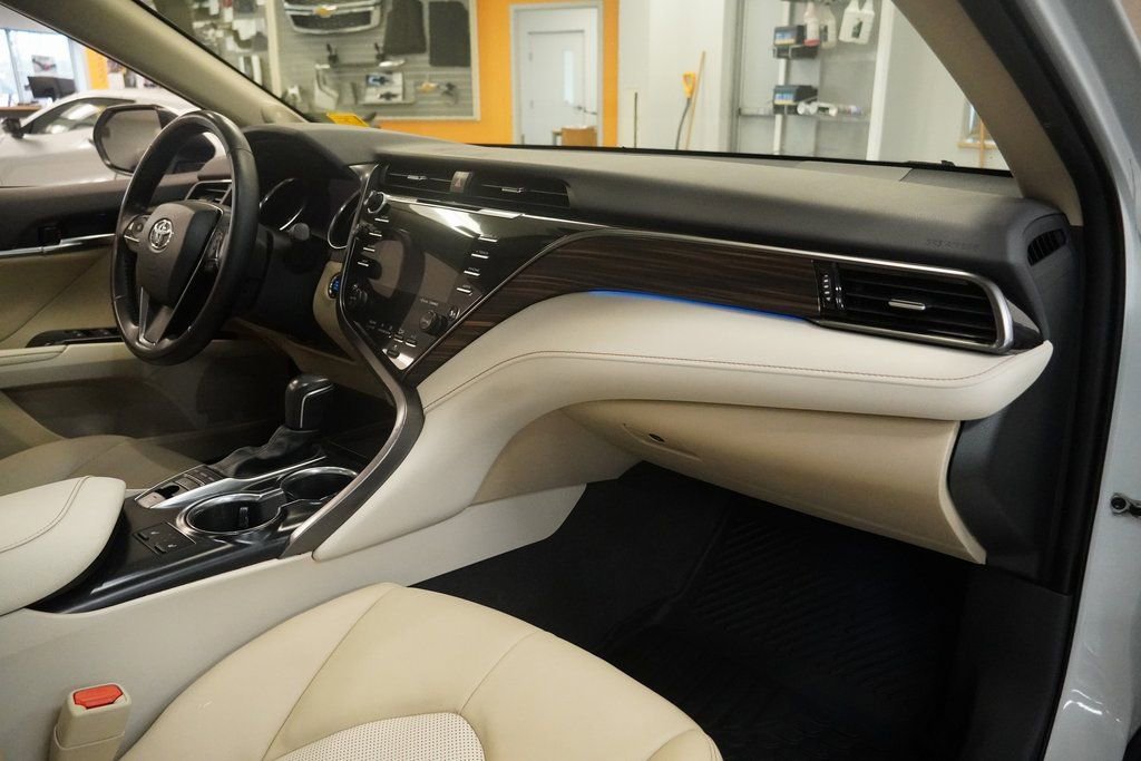 Used 2020 Toyota Camry XLE w/ Navigation Package image 11