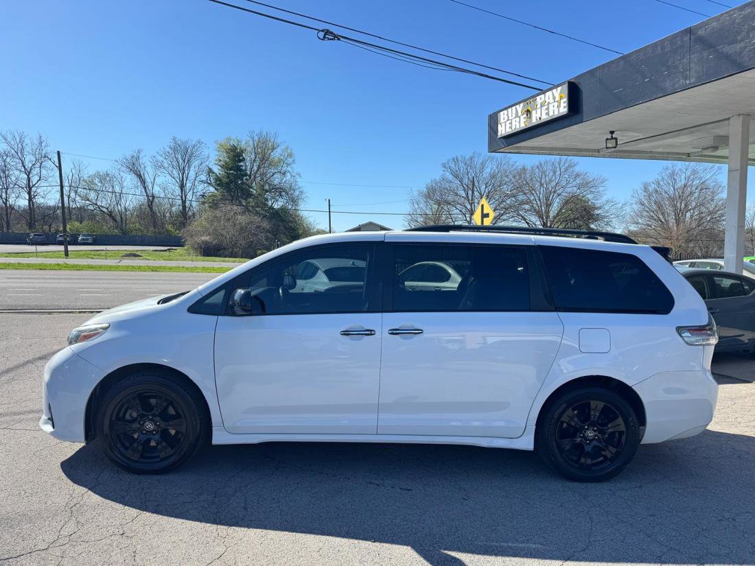 Used 2020 Toyota Sienna SE Premium w/ Nightshade Edition image 5