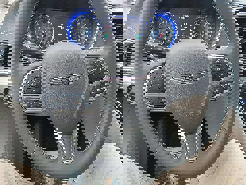 Used 2023 Chrysler Pacifica Touring-L image 18