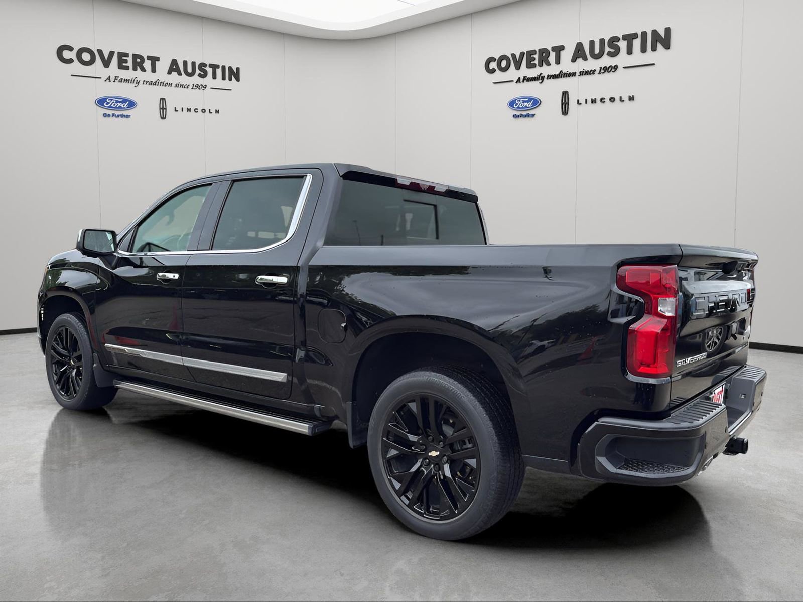 Used 2022 Chevrolet Silverado 1500 High Country w/ Technology Package image 3