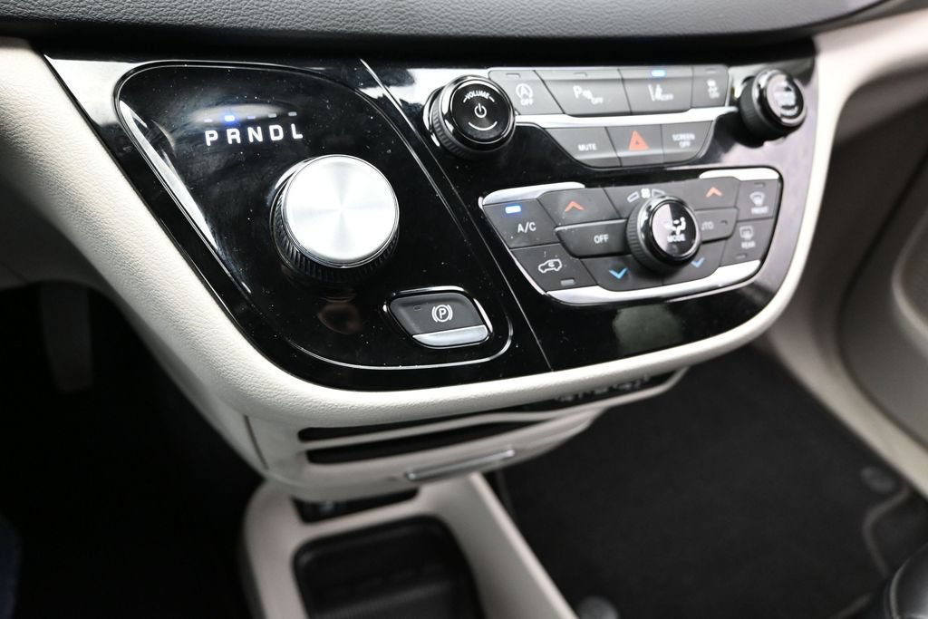 Used 2023 Chrysler Pacifica Touring-L FWD image 43