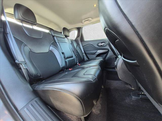 Used 2019 Jeep Cherokee Latitude Plus w/ Cold Weather Group AWD/4WD image 18