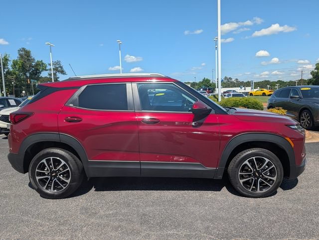 Used 2025 Chevrolet TrailBlazer LT AWD/4WD image 2