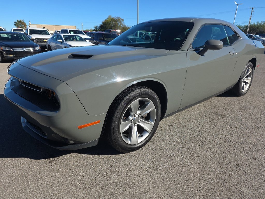 Used 2018 Dodge Challenger SXT RWD image 1