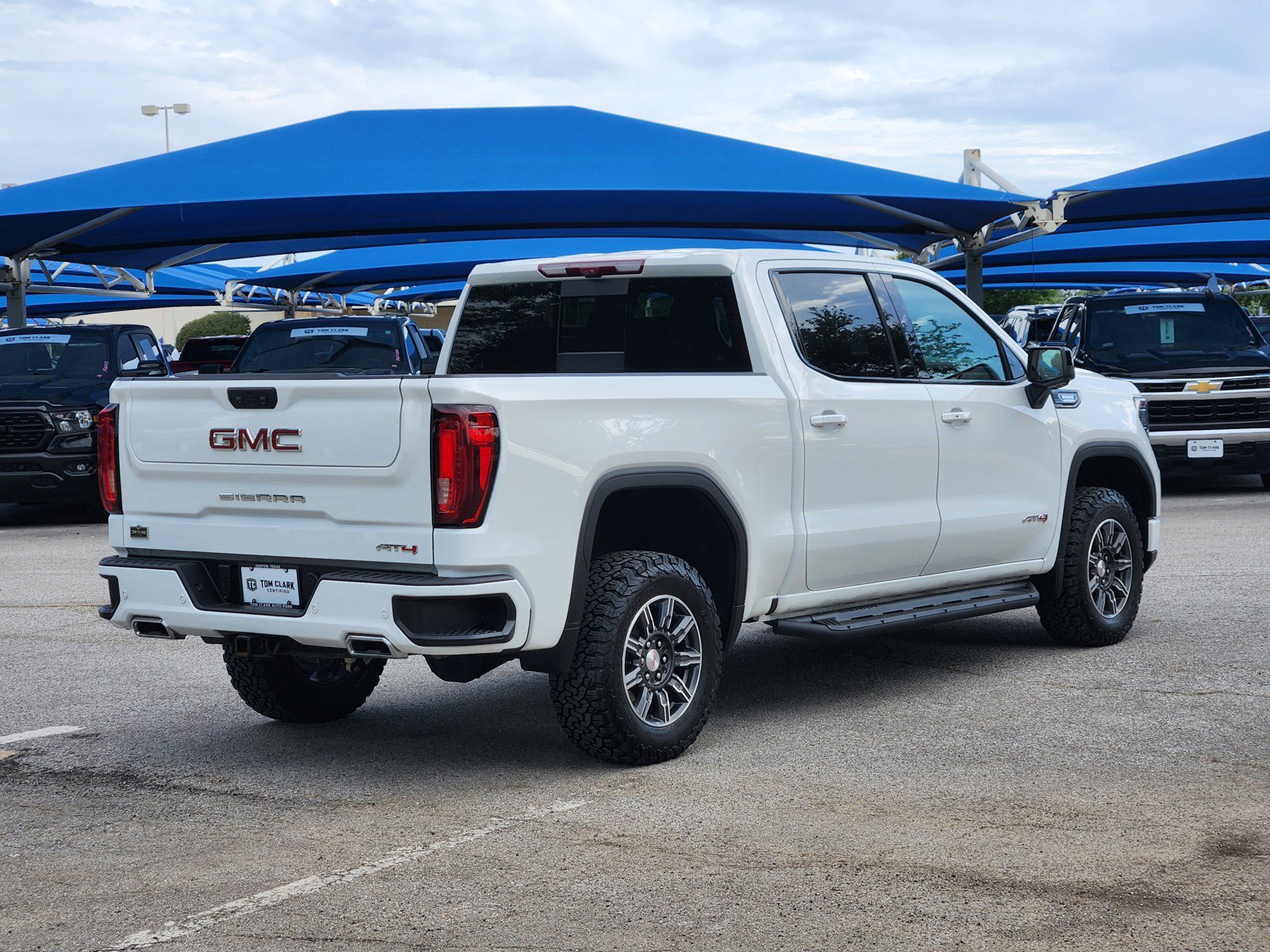 Used 2024 GMC Sierra 1500 AT4 w/ Technology Package AWD/4WD image 5