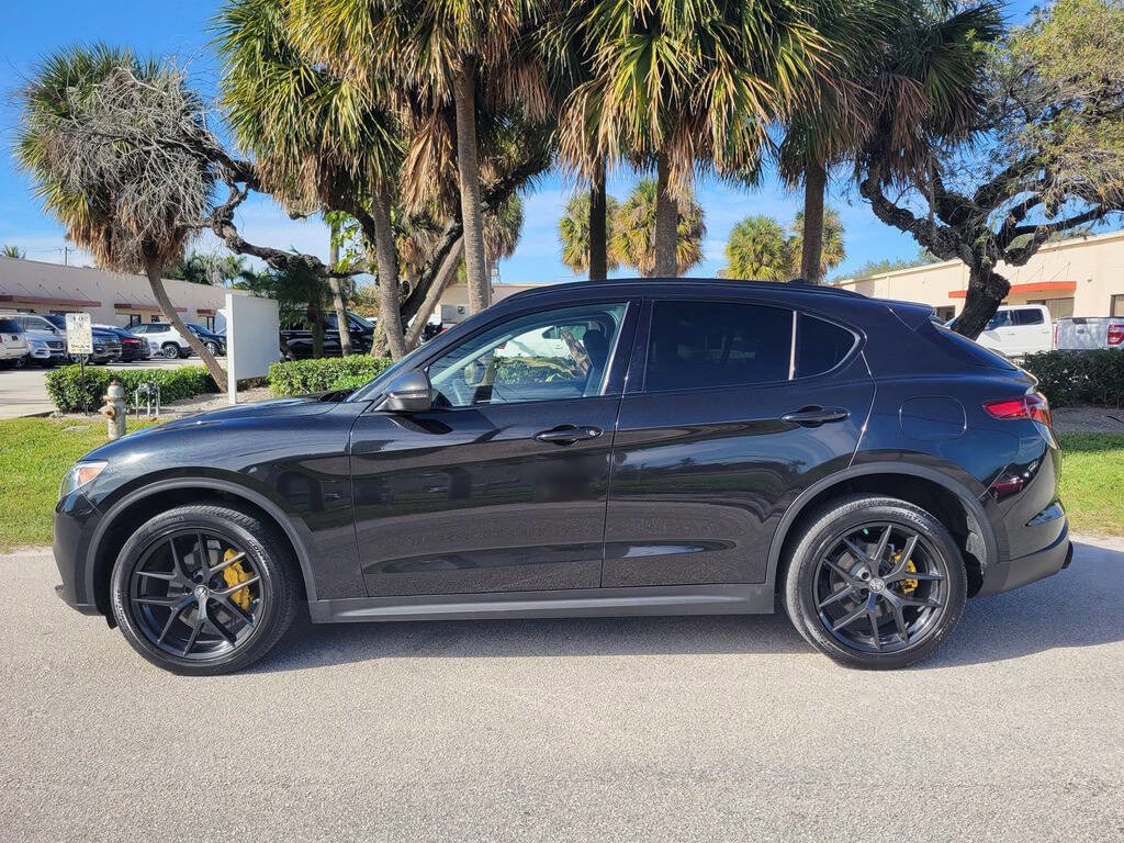 Used 2019 Alfa Romeo Stelvio Sprint w/ Nero Edizione image 2