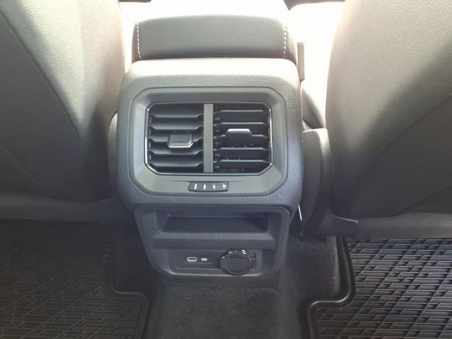 Used 2023 Volkswagen Tiguan SE w/ Panoramic Sunroof Package image 13