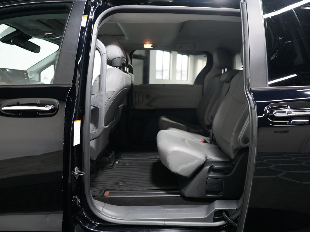 Used 2024 Toyota Sienna XLE w/ XLE Plus Package FWD image 30