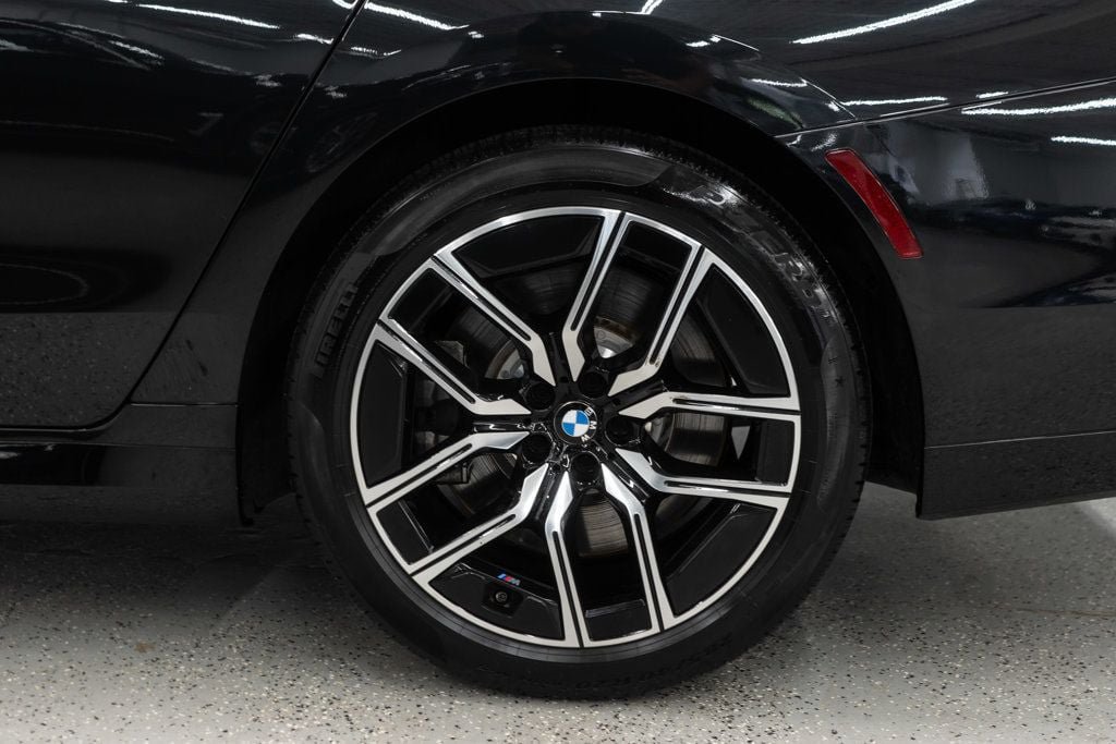Used 2023 BMW 760i xDrive AWD/4WD image 42