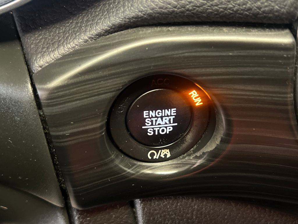 Used 2021 Jeep Grand Cherokee Laredo AWD/4WD image 24