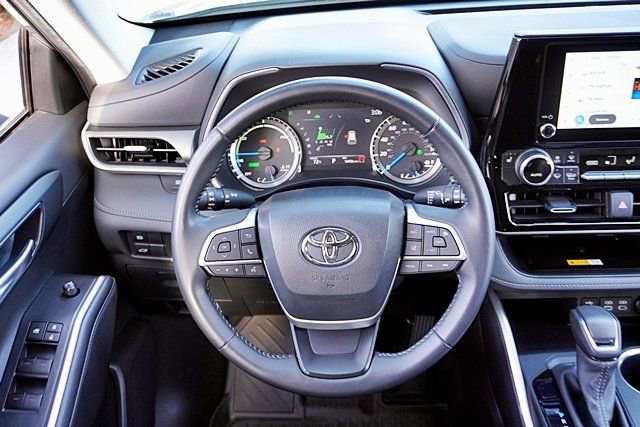 Used 2024 Toyota Highlander XLE AWD/4WD image 20