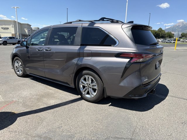 Used 2021 Toyota Sienna XSE AWD/4WD image 3