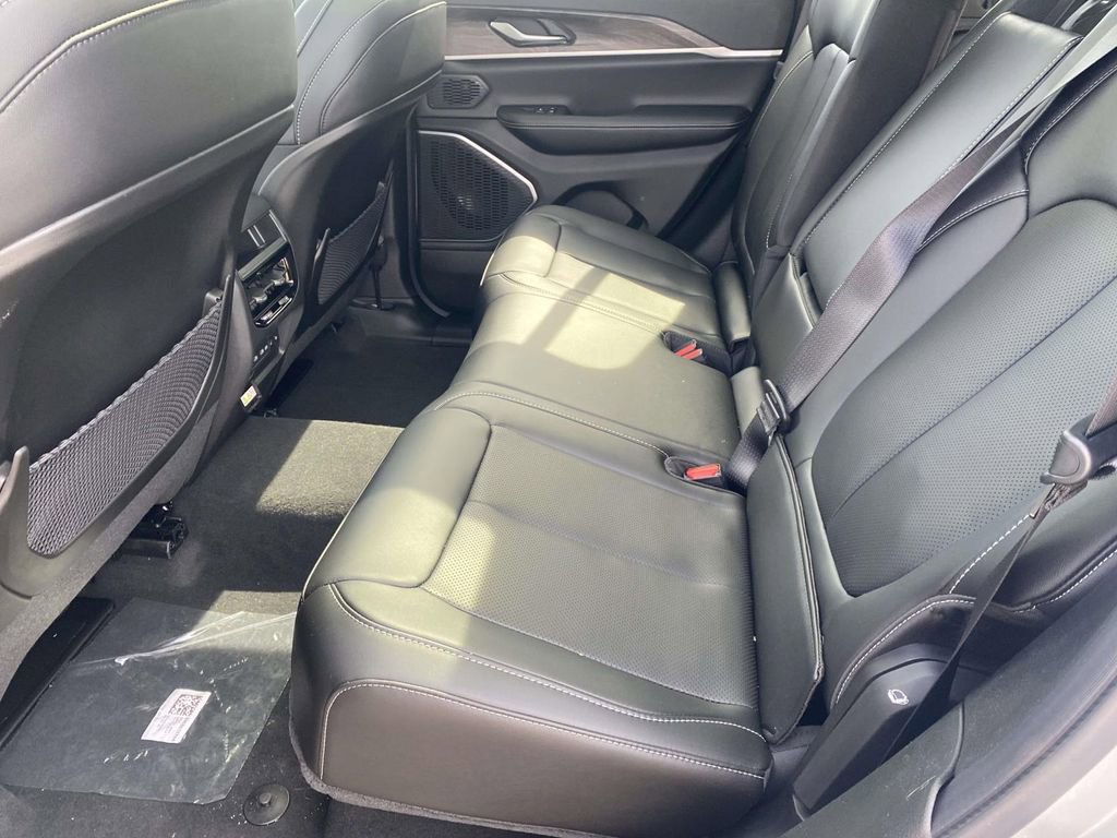 New 2026 Jeep Grand Cherokee Limited w/ Luxury Tech Group II RWD image 10