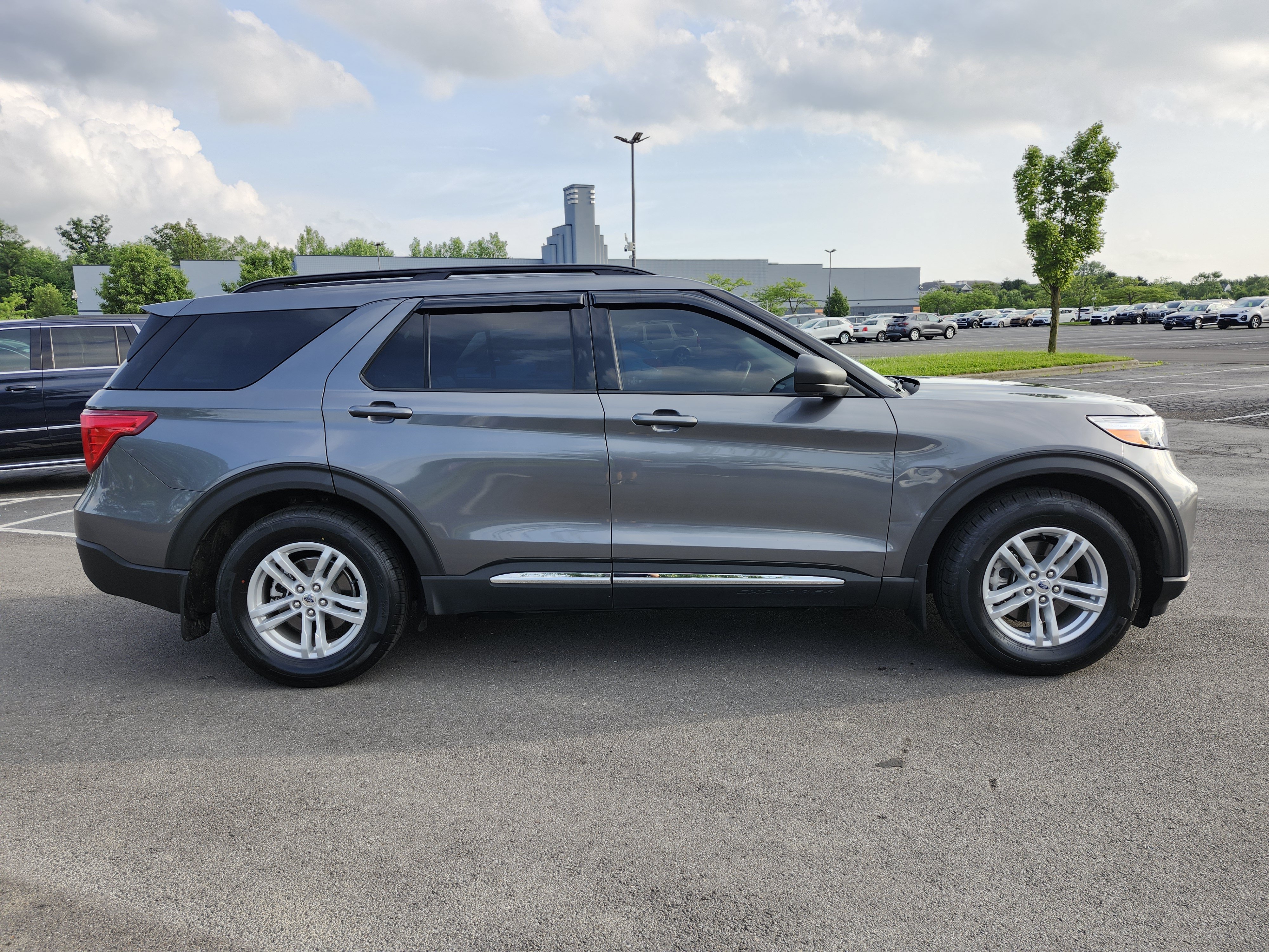 Used 2024 Ford Explorer XLT w/ Equipment Group 202A RWD image 17