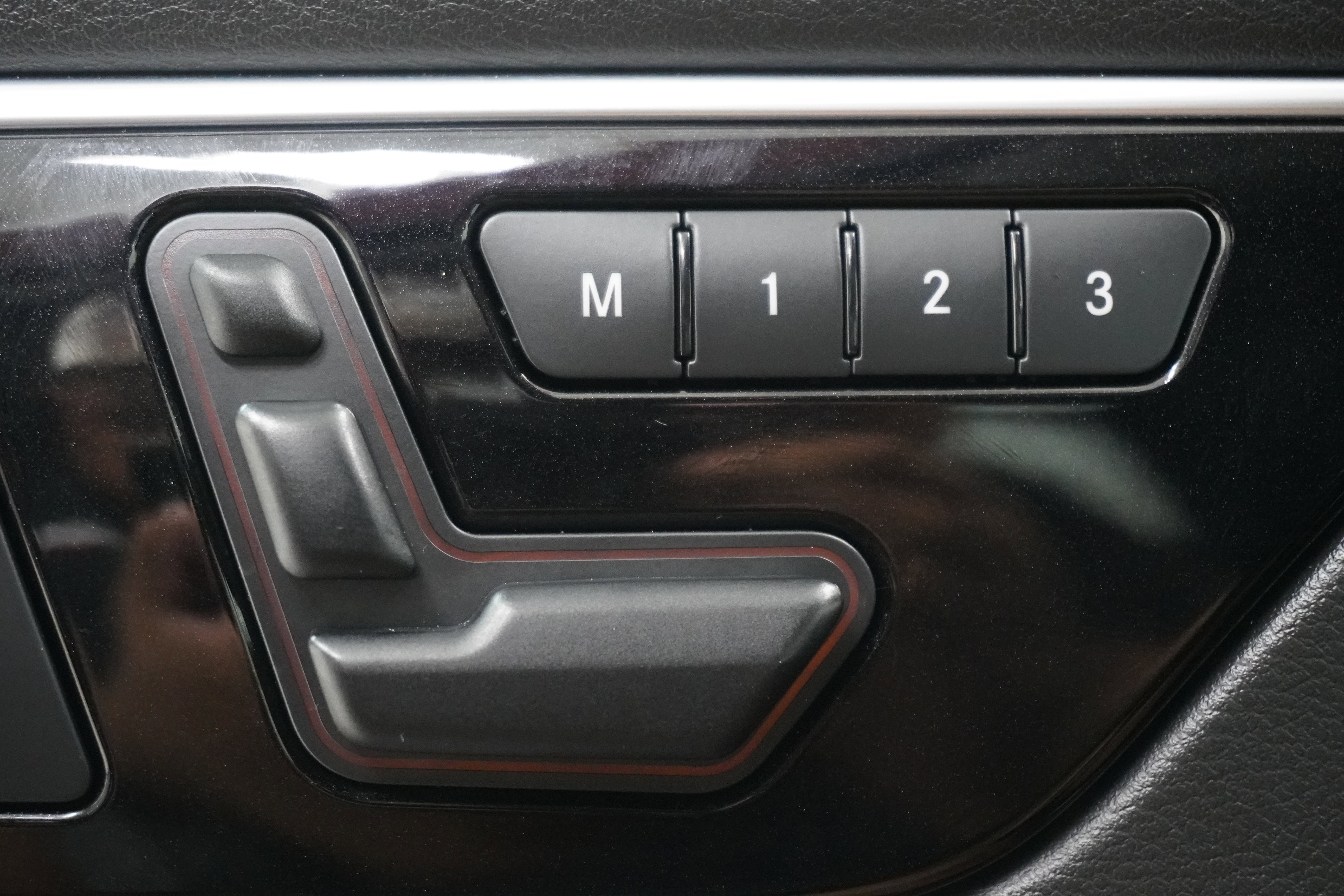 Used 2017 INFINITI QX30 Premium w/ Navigation Package FWD image 13