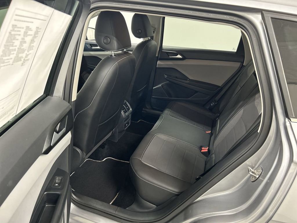 Certified 2023 Volkswagen Taos SE w/ Black Wheel Package AWD/4WD image 19