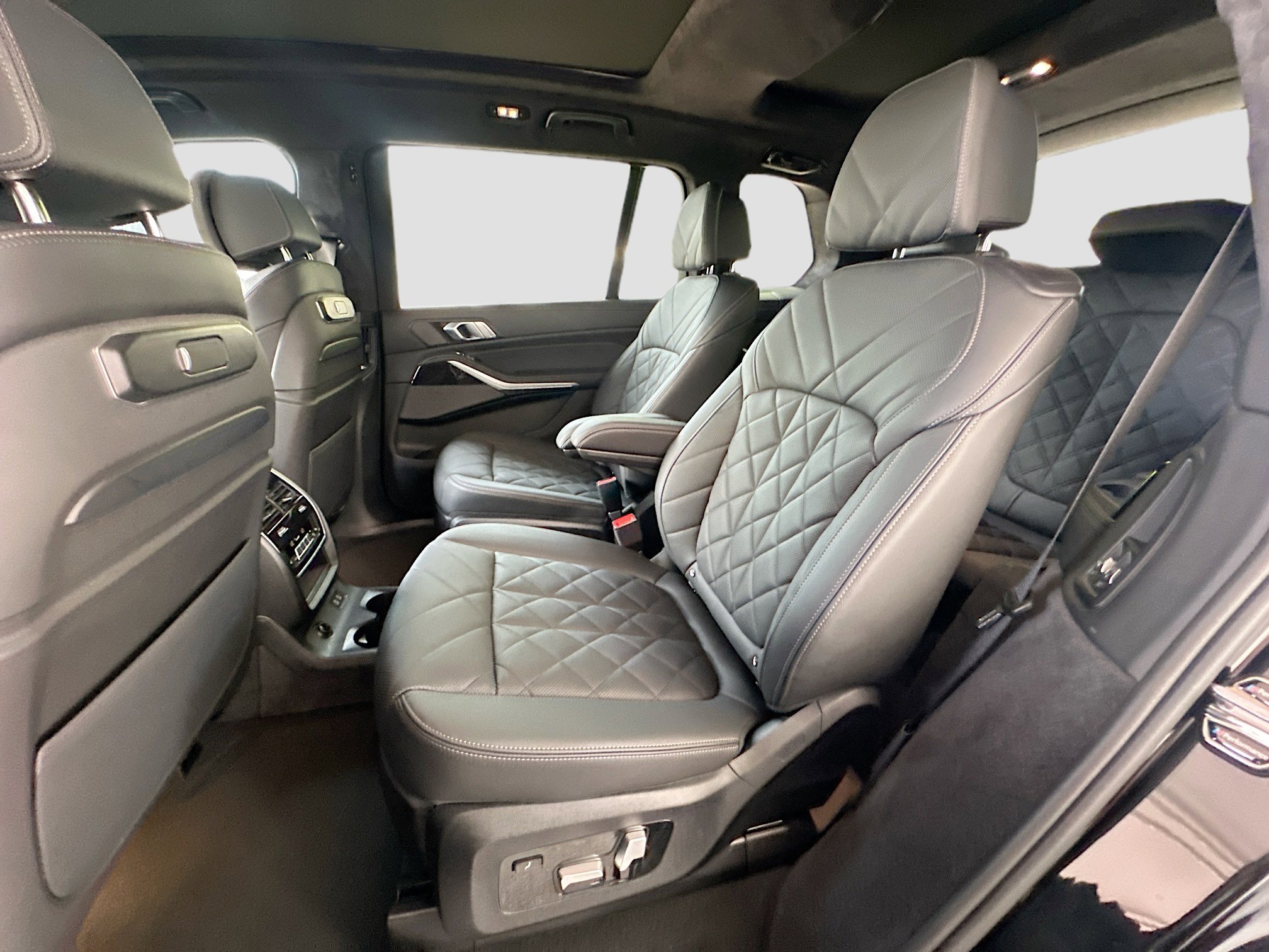 Used 2025 BMW X7 xDrive40i w/ M Sport Package AWD/4WD image 26