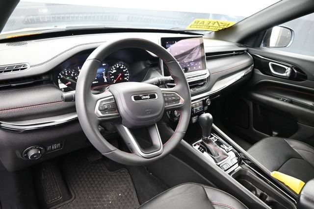 Used 2025 Jeep Compass Trailhawk AWD/4WD image 19