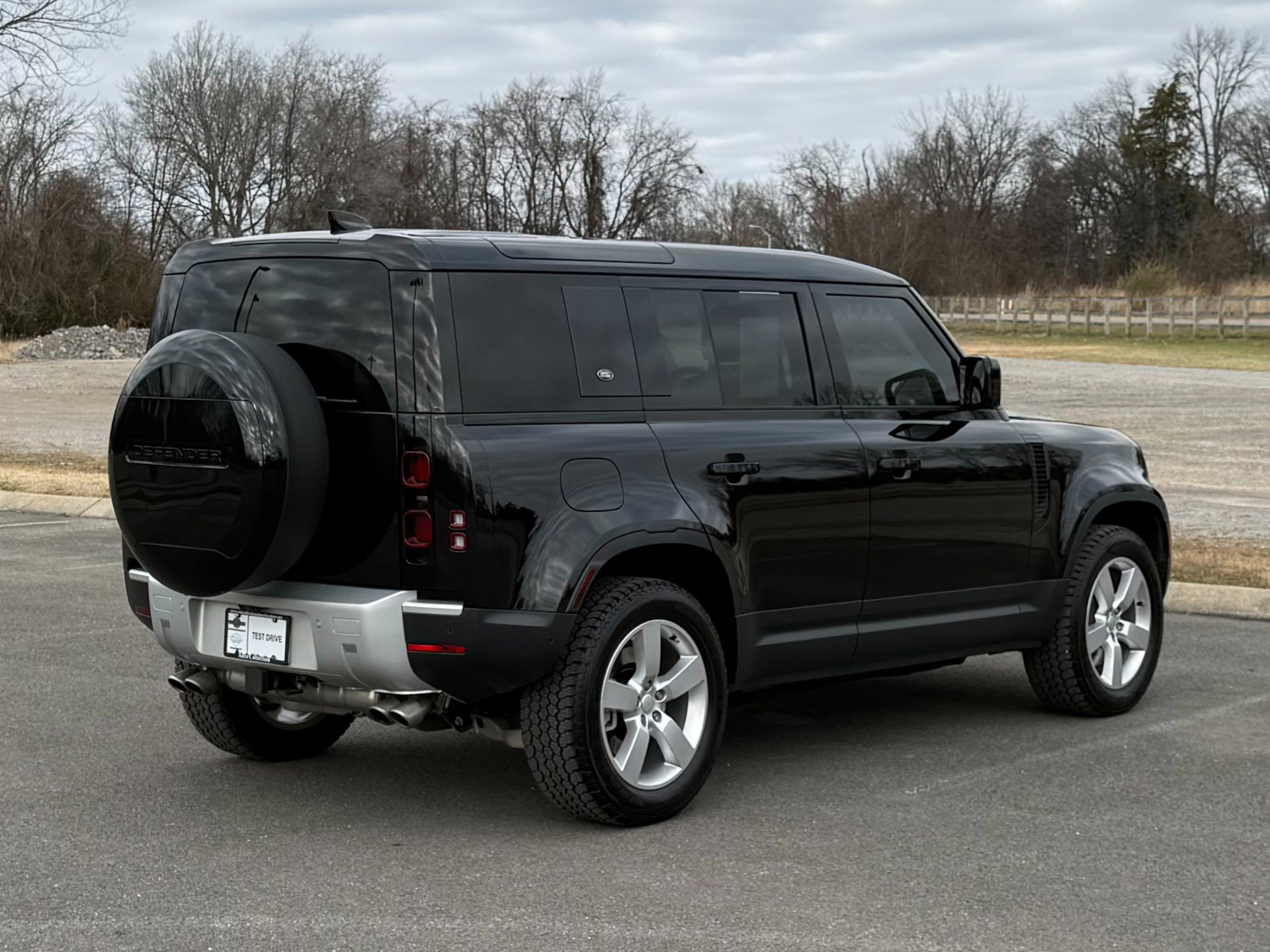 Used 2024 Land Rover Defender 110 SE image 3