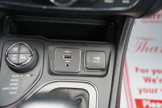 Used 2019 Jeep Cherokee Trailhawk w/ Cold Weather Group image 16