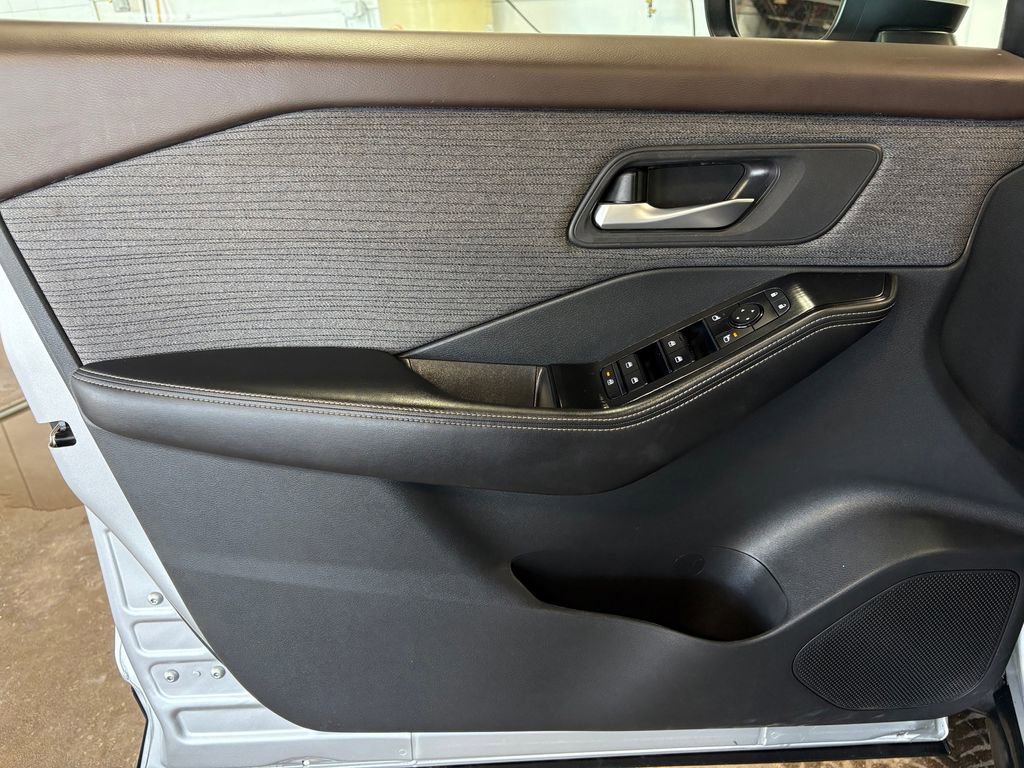 Used 2022 Nissan Rogue SV image 14