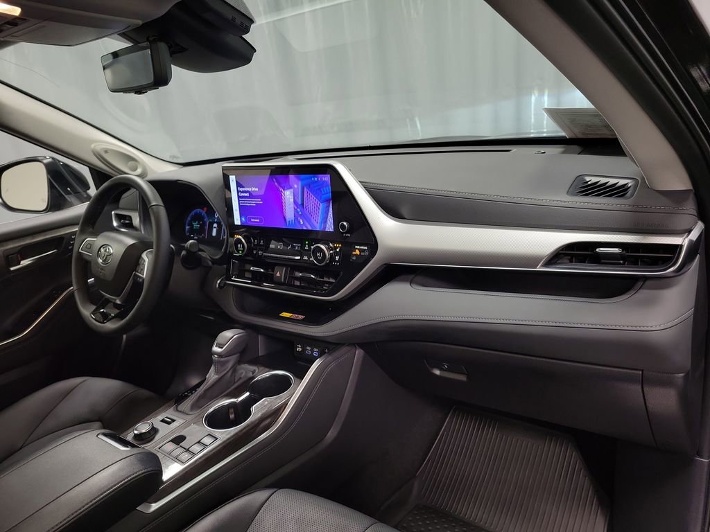 Used 2025 Toyota Highlander Platinum image 31