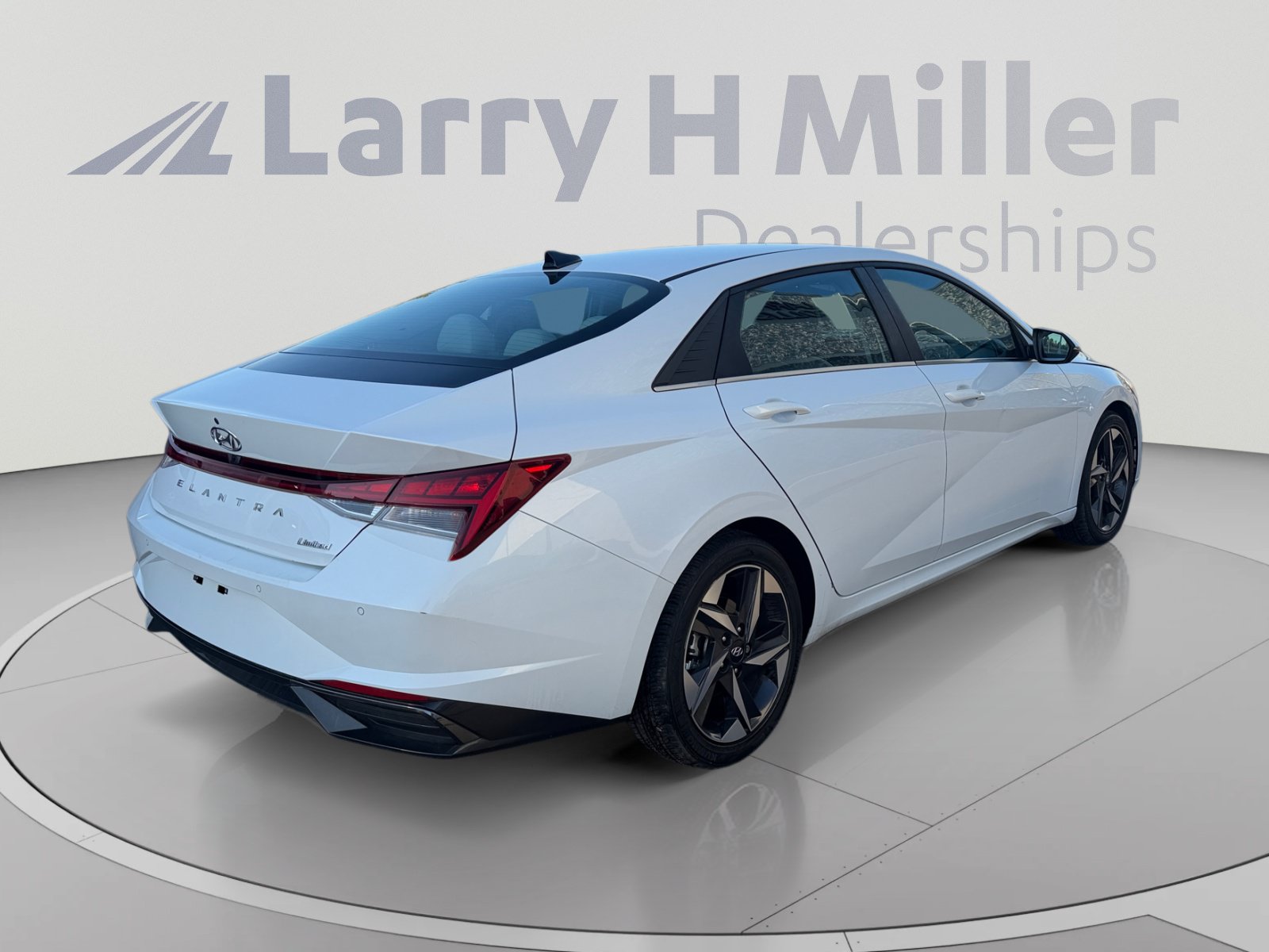 Used 2021 Hyundai Elantra Limited w/ Cargo Package FWD image 5