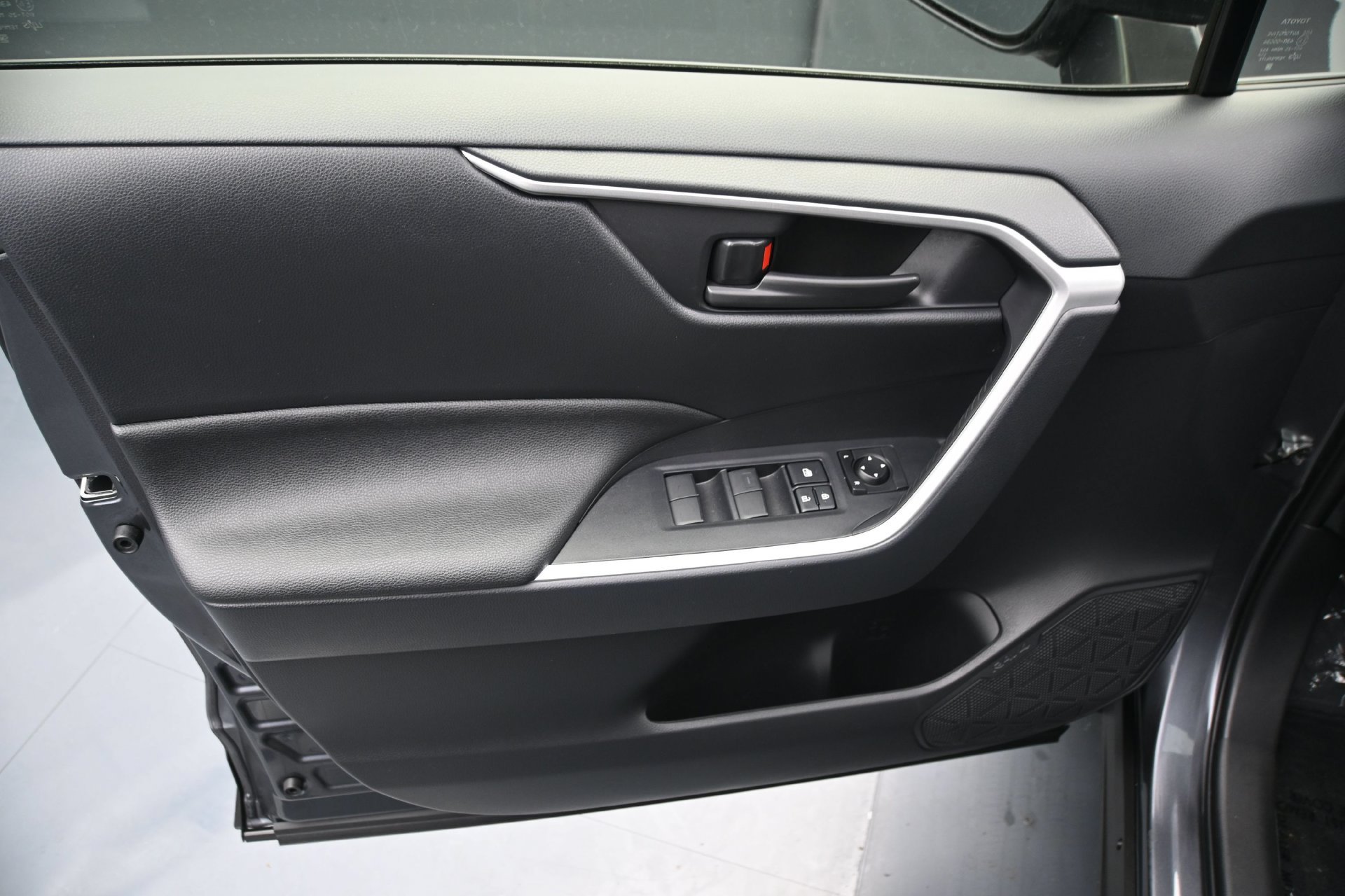 Used 2025 Toyota RAV4 LE AWD/4WD image 17