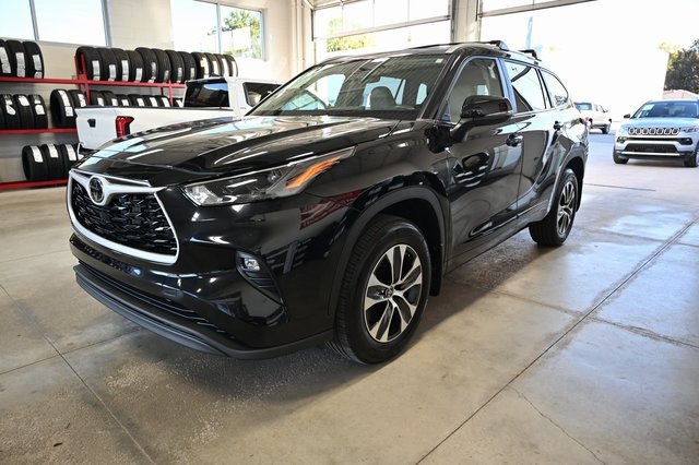 Used 2023 Toyota Highlander XLE image 8