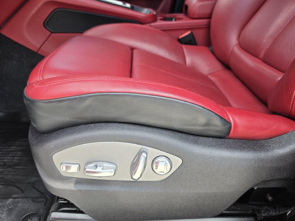 Certified 2024 Porsche Macan Turbo AWD/4WD image 16