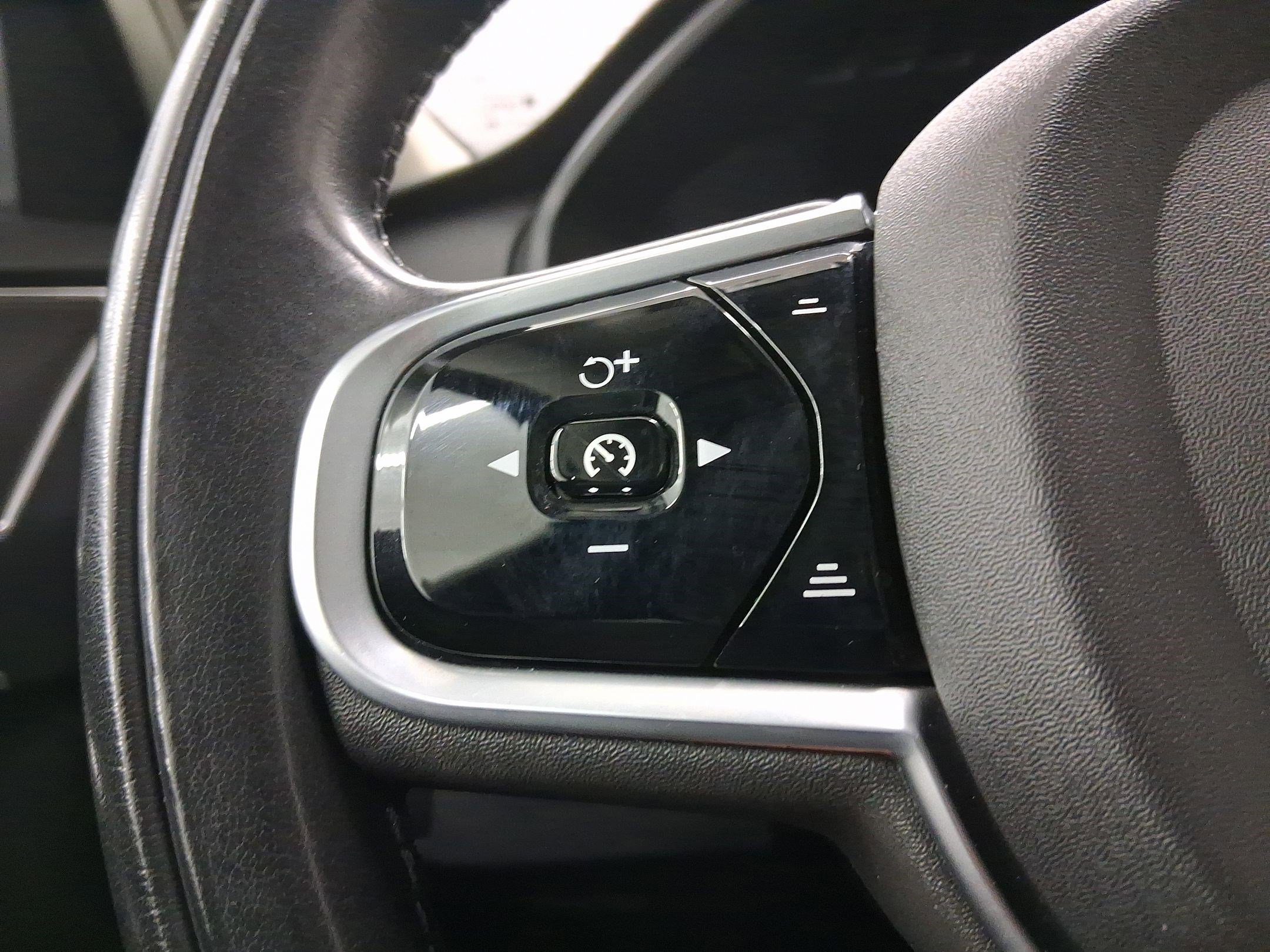 Used 2020 Volvo XC90 T6 Momentum w/ Protection Package image 15