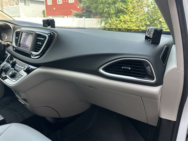 Used 2022 Chrysler Voyager LX FWD image 32