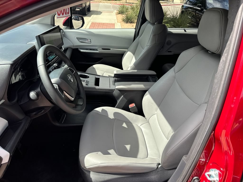 Used 2025 Toyota Sienna XLE FWD image 23