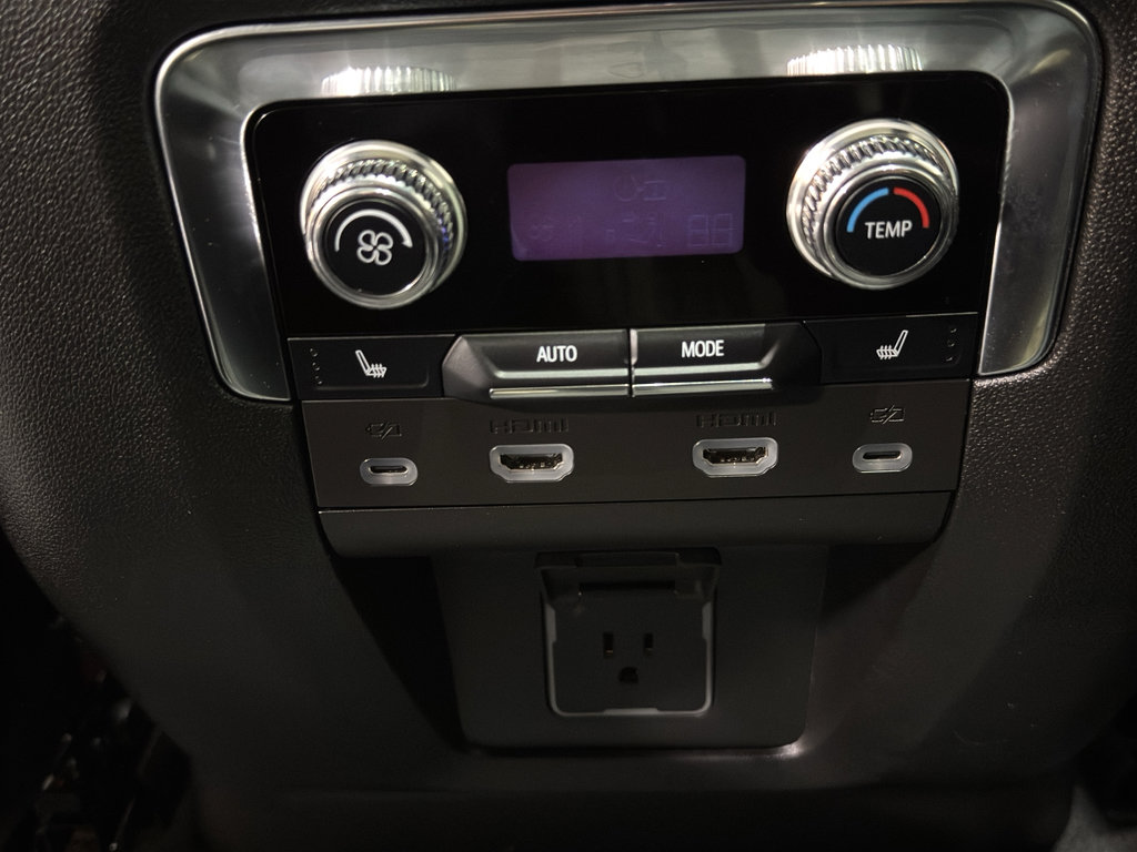 Used 2024 GMC Yukon Denali w/ Advanced Technology Package AWD/4WD image 15